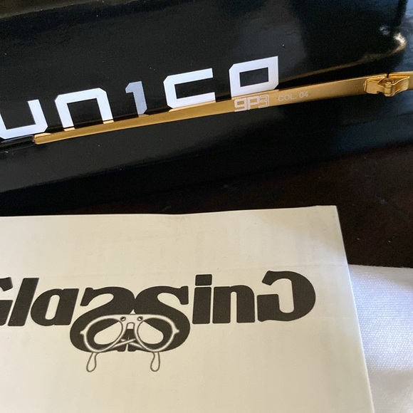 Glassing mirrored Italian sunglasses. - Picture 3 of 5